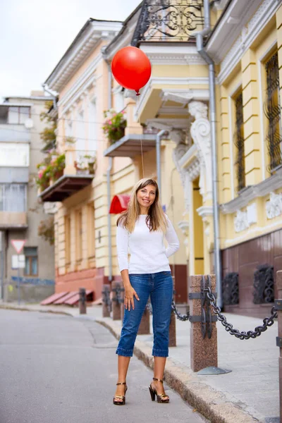 Leende Kvinna Med Röd Baloon Stående Gatan — Stockfoto