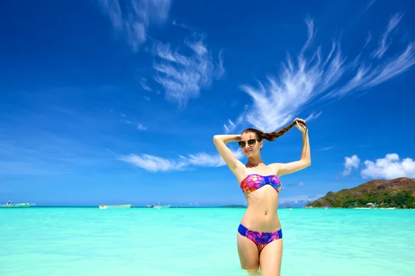 Junge Frau am Strand — Stockfoto