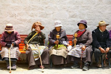Tibet hacılar ve yerliler