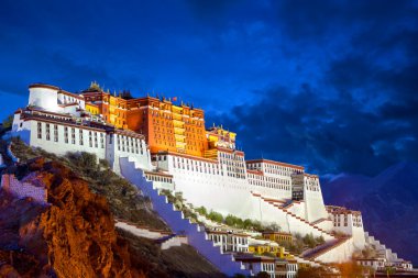 Potala Sarayı alacakaranlıkta