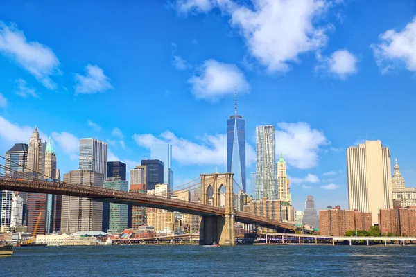 Манхэттен Скайлайн с Бруклинским мостом — стоковое фото