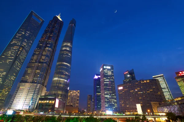 Shanghain kaupungin pilvenpiirtäjät — kuvapankkivalokuva