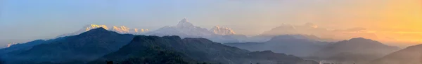 Východ slunce nad pohoří Himálaj — Stock fotografie