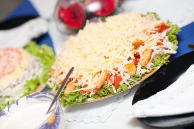 Masanın üzerine salata