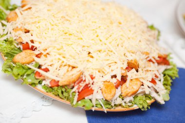 Masanın üzerine salata