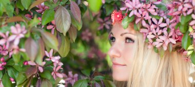 Kadın ve çiçek açması elma ağacı