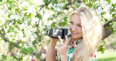 retro bir kamera kadınla