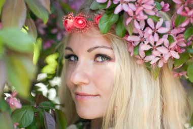 Kadın ve çiçek açması elma ağacı