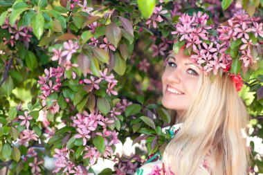 Kadın ve çiçek açması elma ağacı