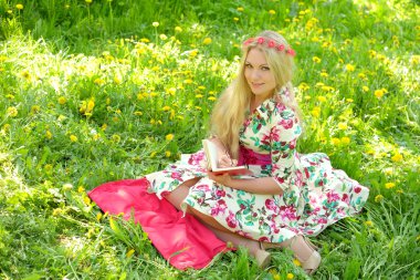 Kadın günlüğüne yazar