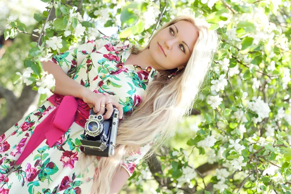 retro bir kamera kadınla