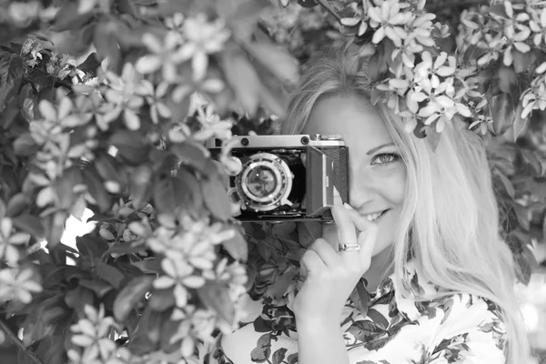 Frau mit Retro-Kamera — Stockfoto