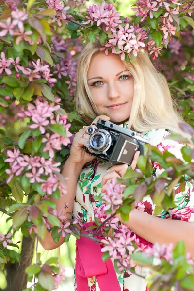 Retro bir kamera kadınla — Stok fotoğraf