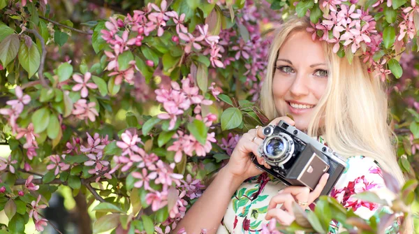 retro bir kamera kadınla