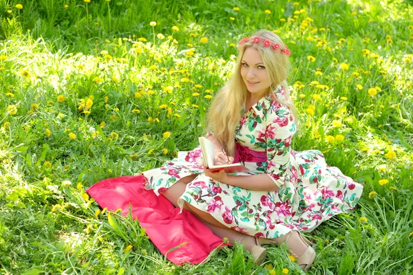 Kadın günlüğüne yazar