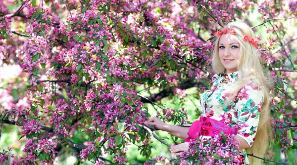 Mulher perto da macieira florescente — Fotografia de Stock