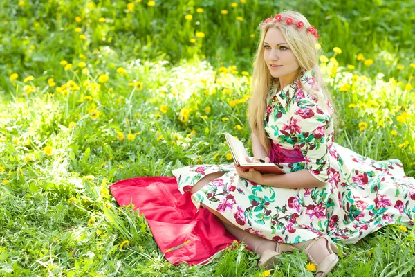 Woman writes in diary — Stock Photo, Image