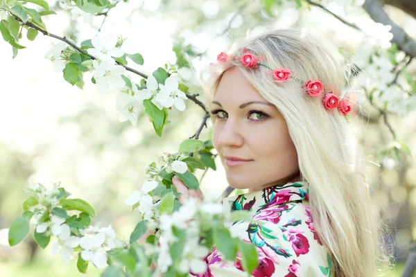 Frau und blühender Apfelbaum — Stockfoto