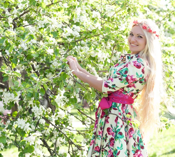 Kvinna och blommande äppelträd — Stockfoto