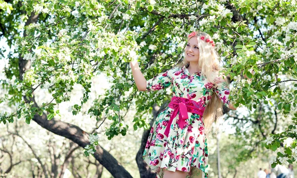 Vrouw en bloeiende appelboom — Stockfoto