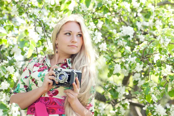 Mulher com uma câmera retro — Fotografia de Stock