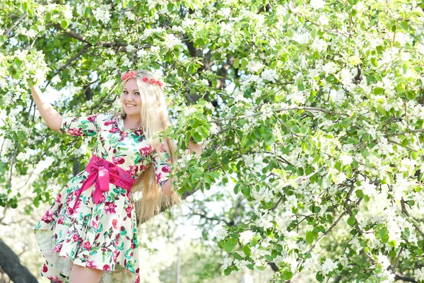 女性と花咲くリンゴの木 — ストック写真