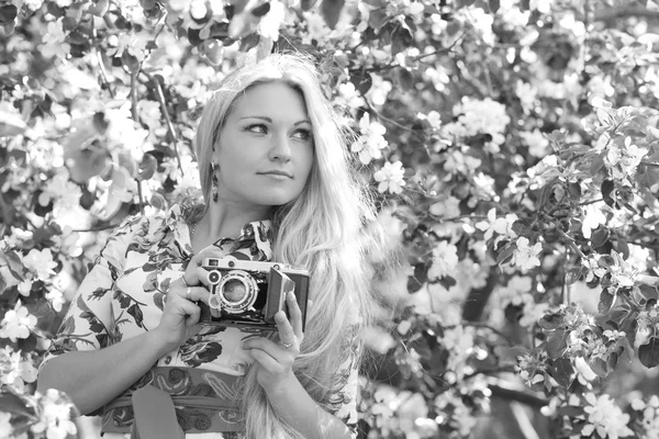 Frau mit Retro-Kamera — Stockfoto