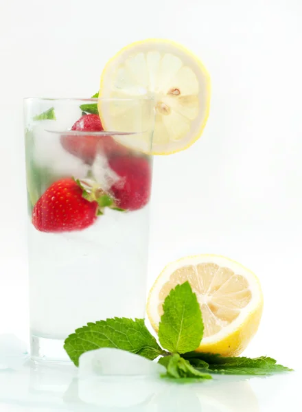 Sklenice vody a ovoce — Stock fotografie