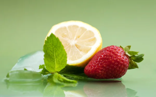 Fresa, limón y menta — Foto de Stock