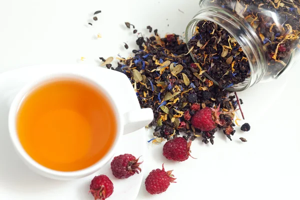 Tea and raspberries — Stock Photo, Image