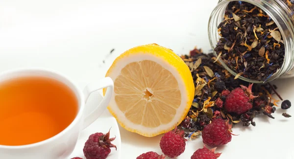 Tea and raspberries — Stock Photo, Image