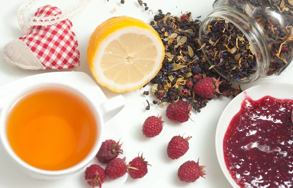 Tea and raspberries — Stock Photo, Image