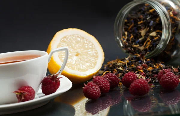 Tea and raspberries — Stock Photo, Image