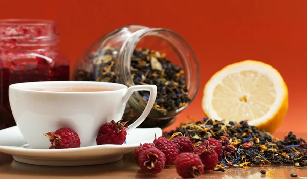 Tea and raspberries — Stock Photo, Image