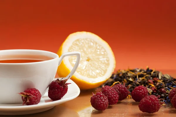 Tea and raspberries — Stock Photo, Image