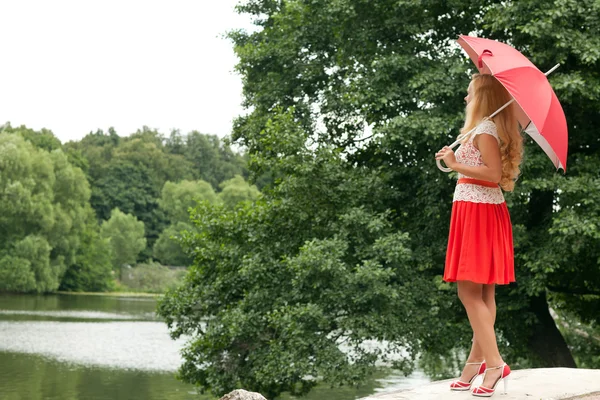 Frau mit Regenschirm — Stockfoto