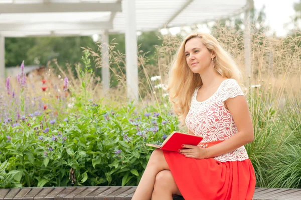 Frau mit Notizbuch — Stockfoto