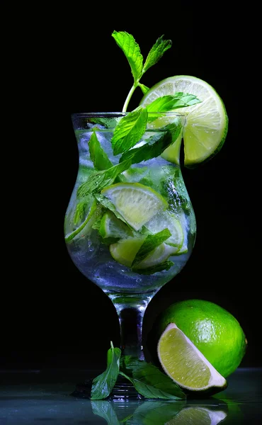 Cocktail con menta e lime — Foto Stock