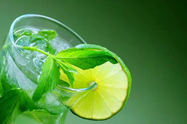 Cocktail mit Minze und Limette — Stockfoto