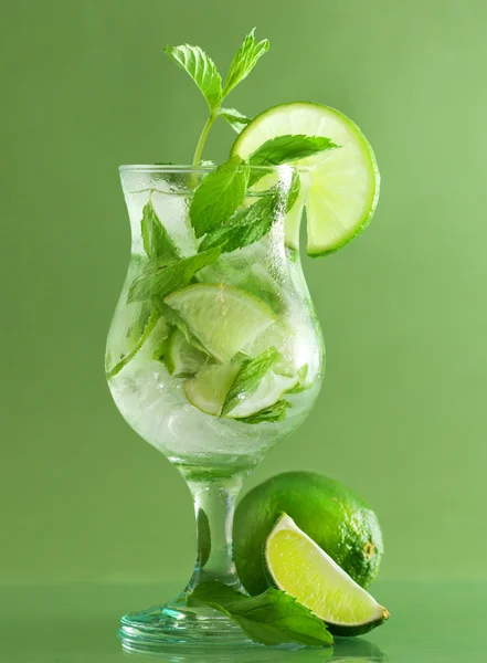 Cocktail mit Minze und Limette — Stockfoto