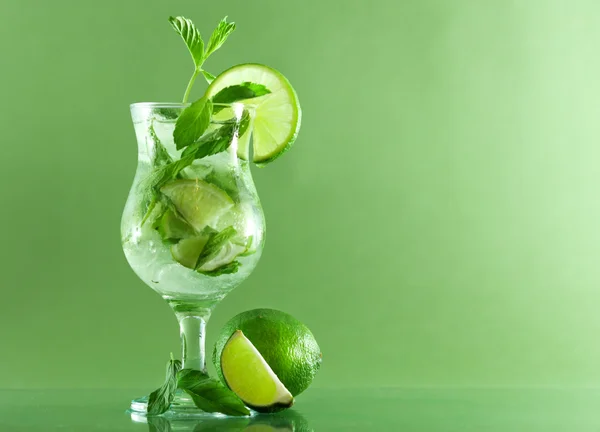 Cocktail with mint and lime — Stock Photo, Image