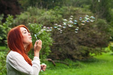 Kadın ve sabun köpükleri