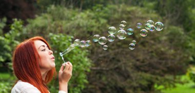 Kadın ve sabun köpükleri