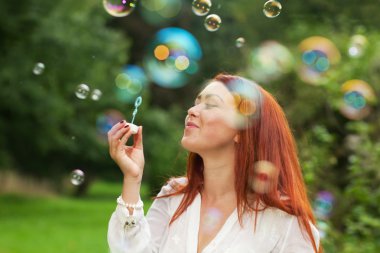 Kadın ve sabun köpükleri