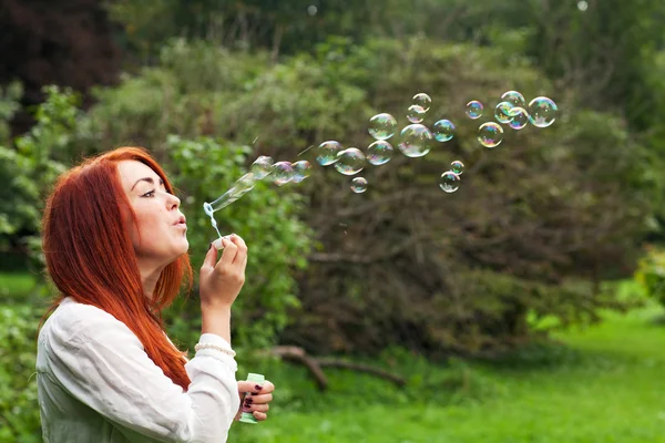 Kadın ve sabun köpükleri