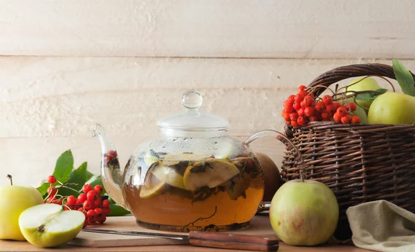 Tea and apples — Stock Photo, Image