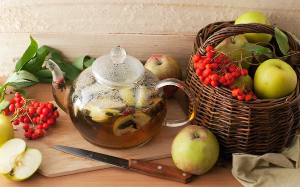 Tea and apples — Stock Photo, Image