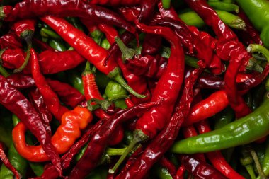 Kırmızı ve yeşil acı kırmızı biber kapanıyor.