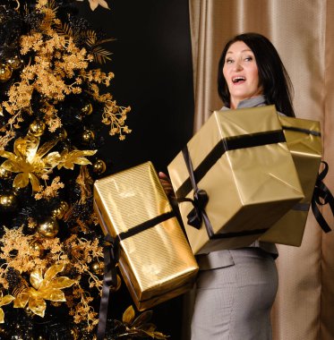 Noel 'e yakın şık gri takım elbiseli güzel bir yetişkin kadın.