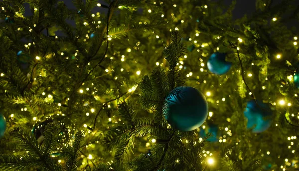 Schöne Kugeln Auf Dem Weihnachtsbaum Mit Einem Leuchtenden Garlan — Stockfoto